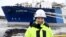 Директорът на държавната газова компания на Финландия Оли Сипила пред плаващ терминал за втечнен газ, който ще позволи на страната да получава доставки на газ, различни от руските. Снимката е от 30 декември