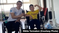 Житель Караганды Никита Ермаков, чемпион мира по пара-армрестлингу, тренирует детей и взрослых с нарушениями опорно-двигательного аппарата