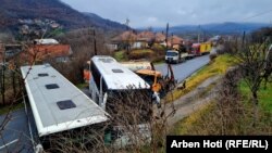 Вже другий день 11 грудня вантажівки та інші великовантажні автомобілі перекривають кілька основних доріг, що ведуть до двох пунктів пропуску на кордоні з Сербією