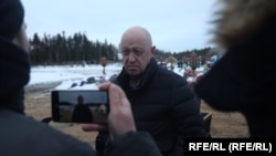 Основатель "ЧВК Вагнера" Евгений Пригожин на похоронах одного из наемников. Архивное фото
