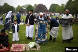 Muslimanski vjernici proslavljaju ramazan u parku u Birminghamu, 2. maj 2022.