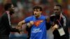 Mario Ferri blocat de agenți de securitate după ce a întrerupt pe 28 noiembrie meciul Portugalia-Uruguay din Campionatul Mondial de Fotbal care are loc în Qatar. 