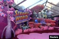 Plakat dočekuje goste na Disnijevoj svjetskoj premijeri "Strange World" ispred holivudskog teatra El Capitan u Los Angelesu, Kalifornija, SAD, 15. novembra 2022.