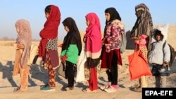 تعدادی از دختران که در ولایت کندهار در صنف درسی تنظیم شده اند 