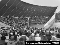 Литовская ССР, 1988. Встреча-митинг с депутатами, отправляющимися на сессию Верховного Совета