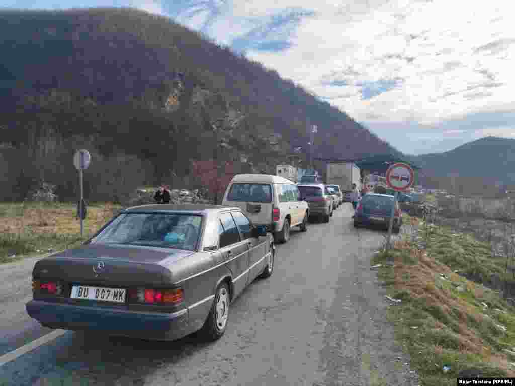 Kolona e automjeteve duke pritur në pikën kufitare Dheu i Bardhë, mes Kosovës dhe Serbisë.