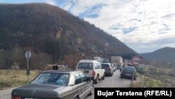 Cozi la cel mai mare punct de trecere, Merdare, între Kosovo și Serbia: a fost blocat de autoritățile kosovare, după ce protestatari sârbi au baricadat șoseaua pe partea sârbă, Kosovo, 28 decembrie 2022.