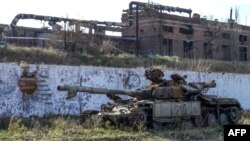 Розбитий танк біля руїн заводу «Азовсталь» в окупованому Росією Маріуполі, листопад 2022 року