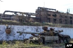 Разбитый танк у руин завода «Азовсталь» в оккупированном Россией Мариуполе, ноябрь 2022 года