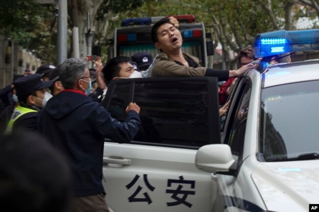 Arrestimi i një protestuesi në Shangai më 27 nëntor 2022.