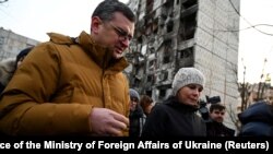 Ministrul ucrainean de externe, Dmitro Kuleba, și ministrul german de externe, Annalena Baerbock, vizitează o zonă afectată de bombardamentele rusești, Harkov, 10 ianuarie 2023