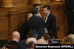 Кирил Петков обсъжда с депутати от ДБ заседанието в четвъртък.