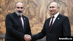 Встреча премьер-министра Армении Никола Пашиняна (слева) и президента Российской Федерации Владимира Путина в Бишкеке, 9 декабря 2022 г.