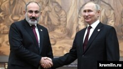 Президент Российской Федерации Владимир Путин (слева) и премьер-министр Армении Никол Пашинян 