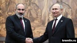 Kyrgyzstan - Russian President Vladimir Putin and Armenian Prime Minister Nikol Pashinian meet in Bishkek, December 9, 2022. 