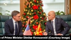 Советникот во американскиот Стејт департмент Дерек Шолет и премиерот на Македонија, Димитар Ковачевски., Скопје, 11 јануари 2023 година.