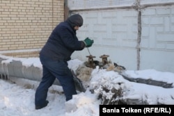 Ремонтники утверждают, что теплосети в городе изношены. Власти Экибастуза говорят, что знают об этом