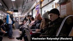 8 грудня в Київській міській держадміністрації повідомили про зупинення руху поїздів метро на ділянці між станціями «Теремки» – «Деміївська»
