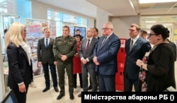 Mikalaj Karpjankou (katonai egyenruhában) és Ihar Karpenka (jobbról a harmadik) a katonai-hazafias klub bemutatóján Minszkben 2021-ben