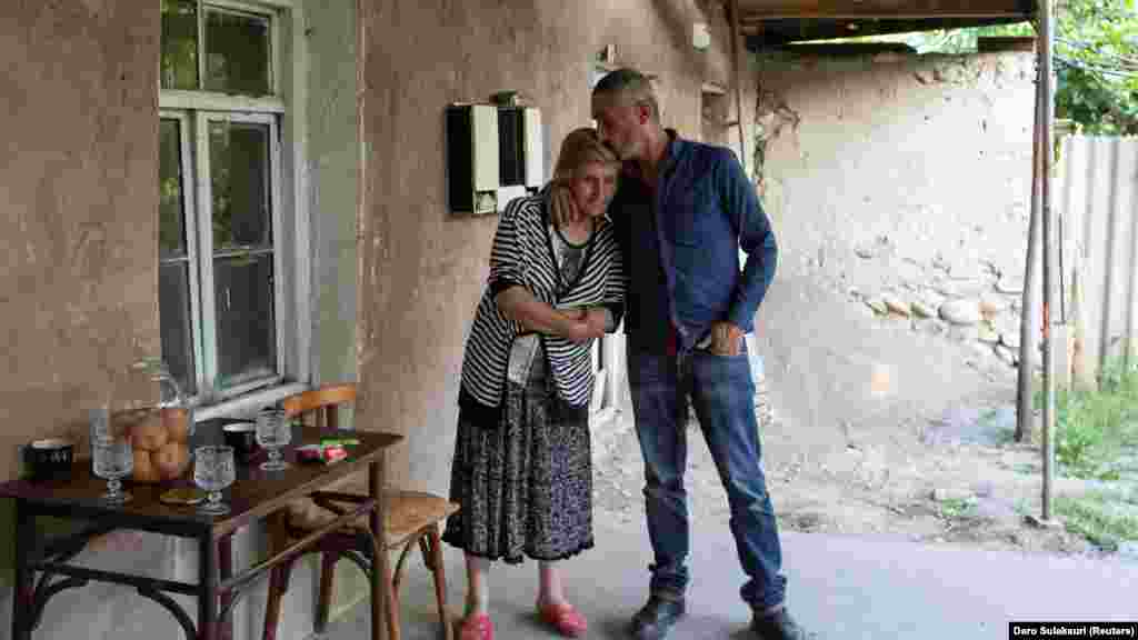 A képen a 35 éves Ramaz Begheluri, akit elmondása szerint az oroszok által támogatott szakadárok többször elraboltak, és édesanyja, az 53 éves Nona Begheluri Gugutiantkari faluban, a szakadár Dél-Oszétia határához közel 2021. május 12-én. Ramaz azt mondja, hogy egészségügyi problémái lettek, miután fogva tartása során megverték. &bdquo;A fegyveresek nem ismernek határt, jól képzettek az emberek verésében. Azóta nem tudok dolgozni, nem tudom eltartani sem magamat, sem az anyámat. Néha meg akarok halni, nem bírom ezt az életet&rdquo;