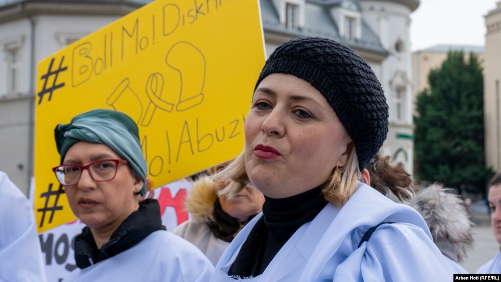 Zana Hoxha nga organizata Artpolis, e cila i ka përkrahur organizatat joqeveritare për organizimin e protestës, tha se edhe në familjet ku jetojnë personat me nevoja të veçanta dhuna është e pranishme.&nbsp; &ldquo;Fatkeqësisht, kjo shoqëri bëhet kinse nuk i sheh e as nuk i përkrah. Ka dhunë, ka abuzime në familje dhe jashtë familjes në çdo sferë të shoqërisë&rdquo;,&nbsp;tha Hoxha. &nbsp;