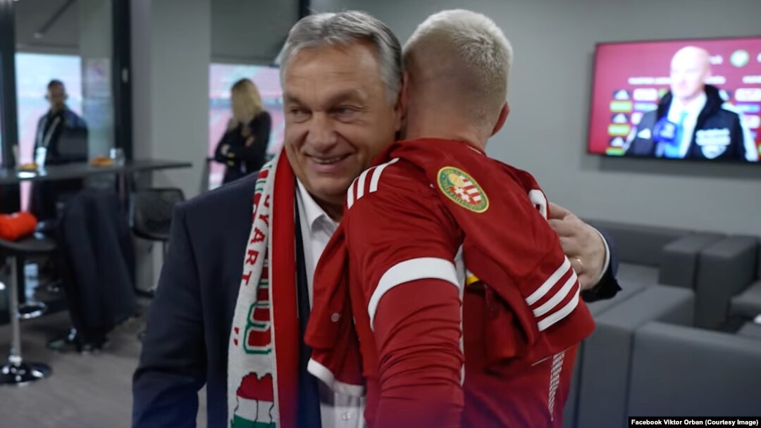 Premierul maghiar, Viktor Orban, purtând fularul cu harta Ungariei Mari. Duminică, 20 noiembrie 2022, după meciul naționalelor Ungariei și Greciei.