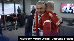 Premierul maghiar Viktor Orbán s-a întâlnit cu fotbaliștii din echipa națională de fotbal în timp ce purta un fular pe care apărea harta Ungariei Mari.