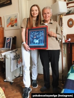 Дочь Ольги Лиза передает картину Нине Багинской