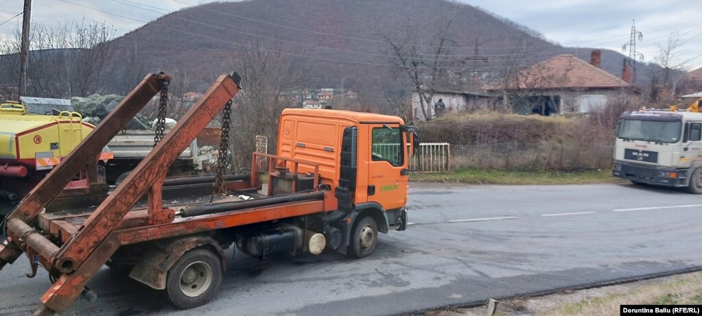 Largimi i automjeteve të rënda të vendosura në barrikada.