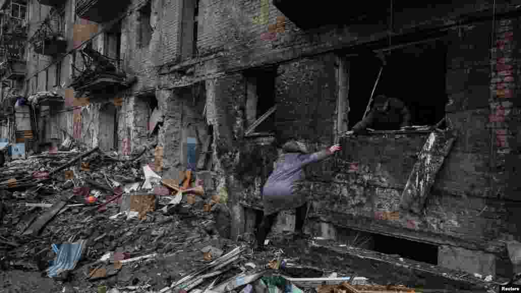 Helyi lakosok mentik értékeiket az orosz rakétatámadás által lerombolt lakóházukból Visgorod városában