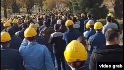 تصویری از تجمع کارکنان اعتصابی ذوب آهن اصفهان، ۵ آذر