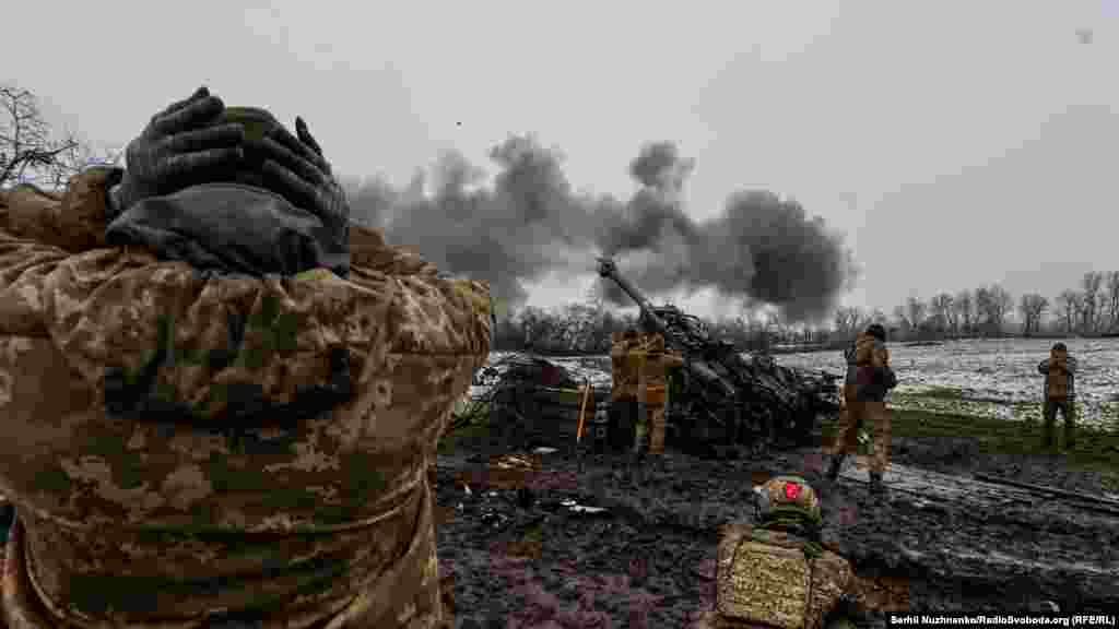 Постріл &ndash; і снаряд летить у бік живої сили російської армії, яка намагається штурмувати позиції українських піхотинців