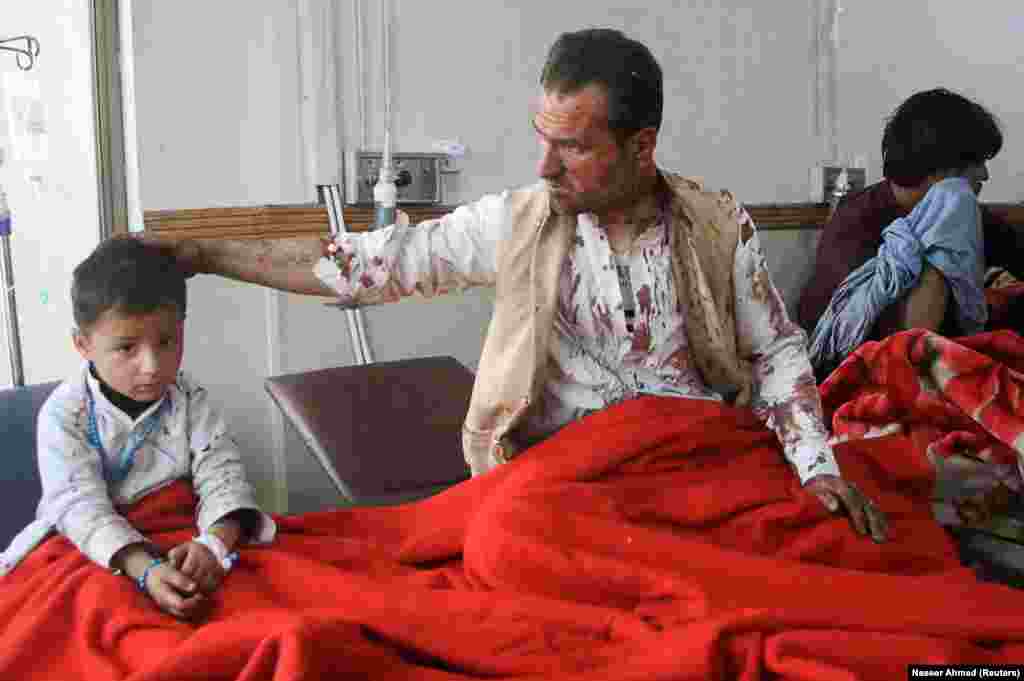 Бацька і сын атрымліваюць мэдыцынскую дапамогу ў шпіталі пасьля ранення ў выніку выбуху тэрарыста-сьмяротніка каля паліцэйскага патруля ў Квэце, Пакістан.