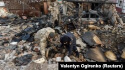 Istražitelji na mjestu stambene zgrade oštećene u udarima ruskih dronova u selu Stari Bezradiči u Kijevskoj oblasti 19. decembra.