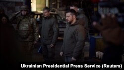 Presidenti ukrainas, Volodymyr Zelensky, përkujton ushtarët e rënë në luftë me një minut heshtje, gjatë vizitës së tij në qytetin e Bahmutit. 20 dhjetor 2022.
