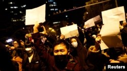 Banorët në Pekin duke protestuar kundër masave të ashpra ndaj COVID-19. Kinë, 27 nëntor 2022.
