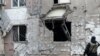 Ukrajinski tužitelj za ratne zločine pregledava stambenu zgradu oštećenu ruskim vojnim napadom, usred nastavka ruskog napada na Ukrajinu, u Hersonu, Ukrajina, 1. decembra 2022. 