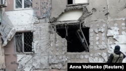 Ukrajinski tužitelj za ratne zločine pregledava stambenu zgradu oštećenu ruskim vojnim napadom, usred nastavka ruskog napada na Ukrajinu, u Hersonu, Ukrajina, 1. decembra 2022. 