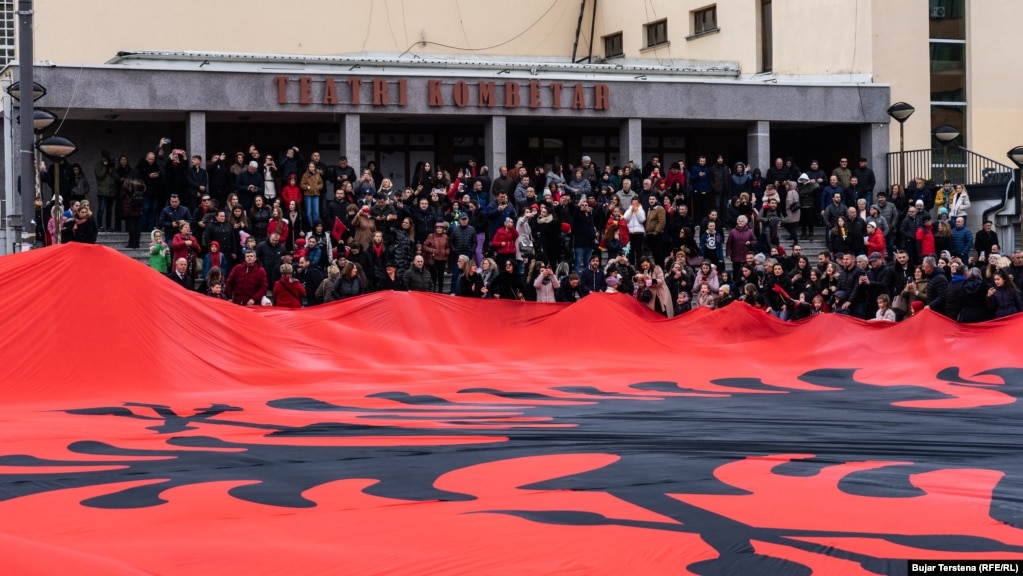 Në ditën e shënimit të 110- vjetorit të Pavarësisë së Shqipërisë, në Prishtinë u shpalos një flamur përmasash të&nbsp;mëdha me shqiponjë.