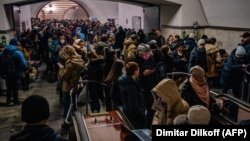 Люди ховаються всередині станції метро під час повітряної тривоги. Київ, 16 грудня 2022 року