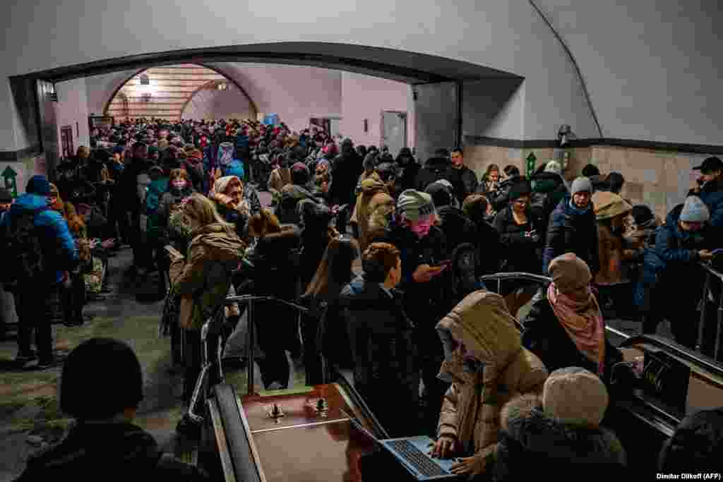 Люди ховаються всередині станції метро під час масованих російських ракетних обстрілів, Київ, 16 грудня 2022 року