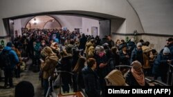 Люди ховаються всередині станції метро під час повітряної тривоги. Київ, 16 грудня 2022 року