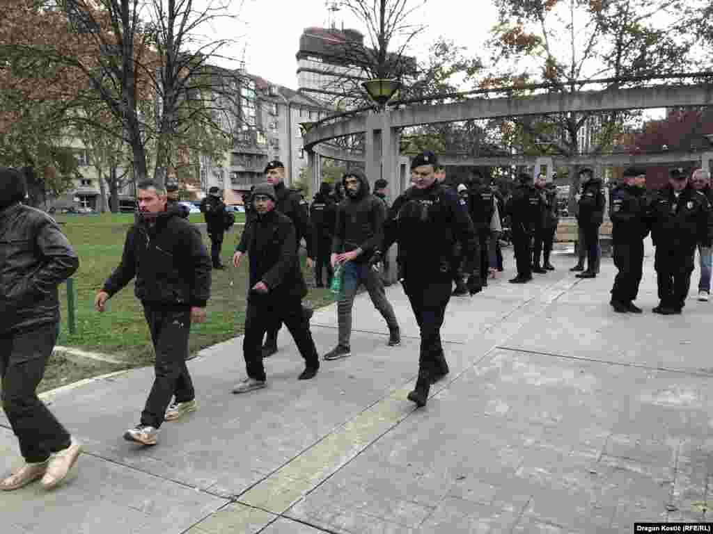 Vlasti Srbije, Mađarske i Austrije potpisale su 16. novembra memorandum o razumevanju o jačanju saradnje na planu migracija i zaštite granica. Predsednik Srbije Aleksandar Vučić je tada izjavio da je plan da se migranti vraćaju iz Srbije u zemlju porekla i da će zajedno sa partnerima podeliti troškove vraćanja migranata koji, prema njegovim rečima, nisu mali.