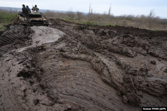 Batpaqtı jerde jürip bara jatqan ukrainalıq tank. 28 qaraşa.