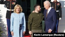 Вашингтон - Претседателот на Украина, Володимир Зеленски беше пречекан од американскиот претседател Џо Бајден и првата дама Џил Бајден.