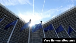 Flamuj të BE-së të vendosur pranë ndërtesës së Komisionit Evropian. Fotografi nga arkivi. 