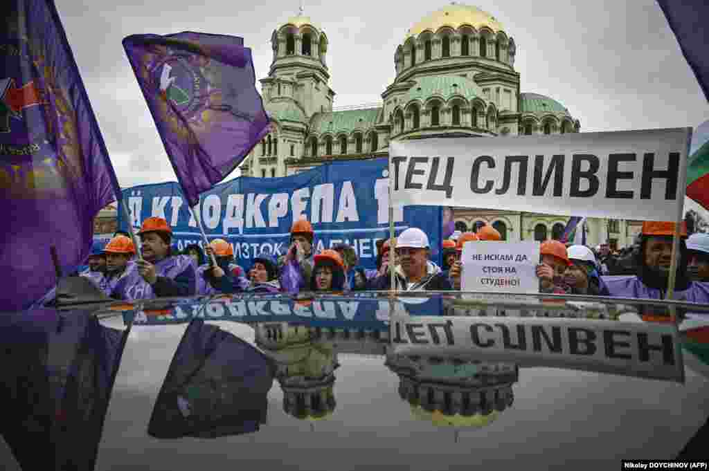 Rudari i članovi sindikata u Bugarskoj na protestima ispred parlamenta u Sofiji. Demonstranti traže da vlasti odustanu od obaveze prema EU da smanje emisiju štetnih gasova za 40 odsto do 2025. godine, 12. januar 2023.