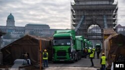 Teherautók a felújítás alatt álló Lánchíd próbaterhelésén 2022. november 12-én