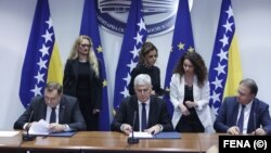 Milorad Dodik, Dragan Čović i Nermin Nikšić potpisuju koalicijski sporazum 15. 12. 2022