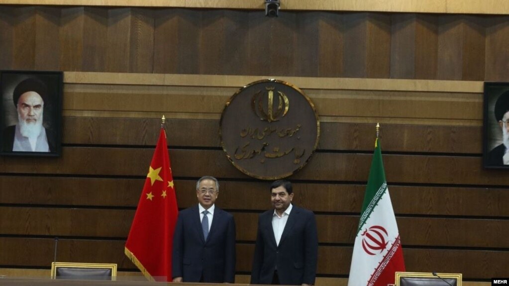 محمد مخبر (راست) در کنار معاون نخست وزیر چین
